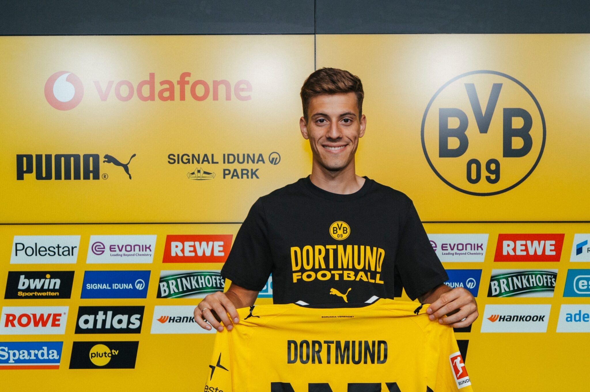 Konstantelias Officially Signs with Dortmund Through 2031
