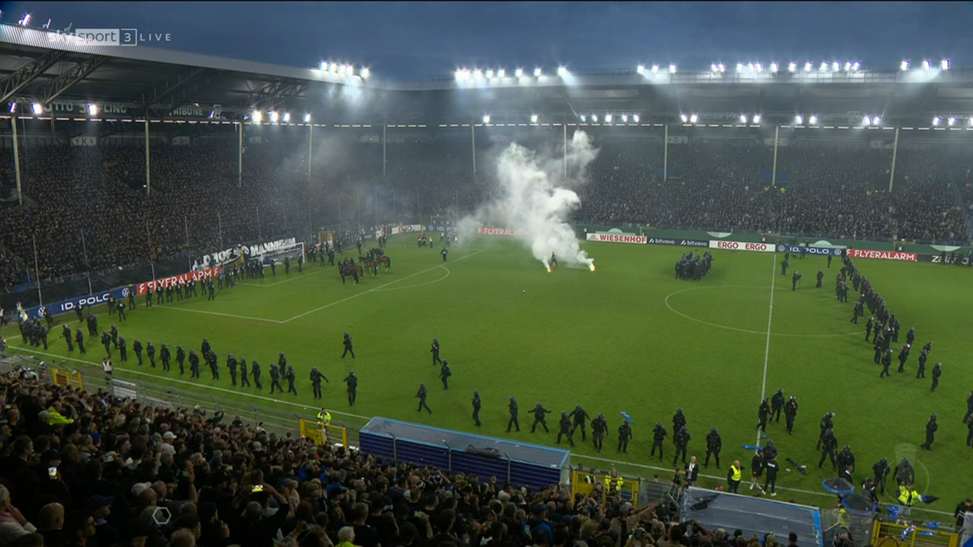 Chaos as fans storm the field, clashes break out, and the match between Waldhof Mannheim and Kaiserslautern is suspended (VIDEO)