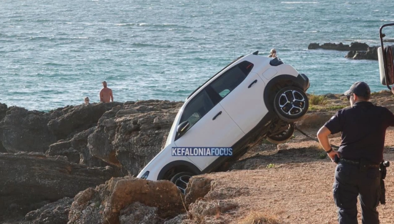 VIDEO: Italian tourists' car "hangs" from cliffs in Kefalonia; the family inside is safe
