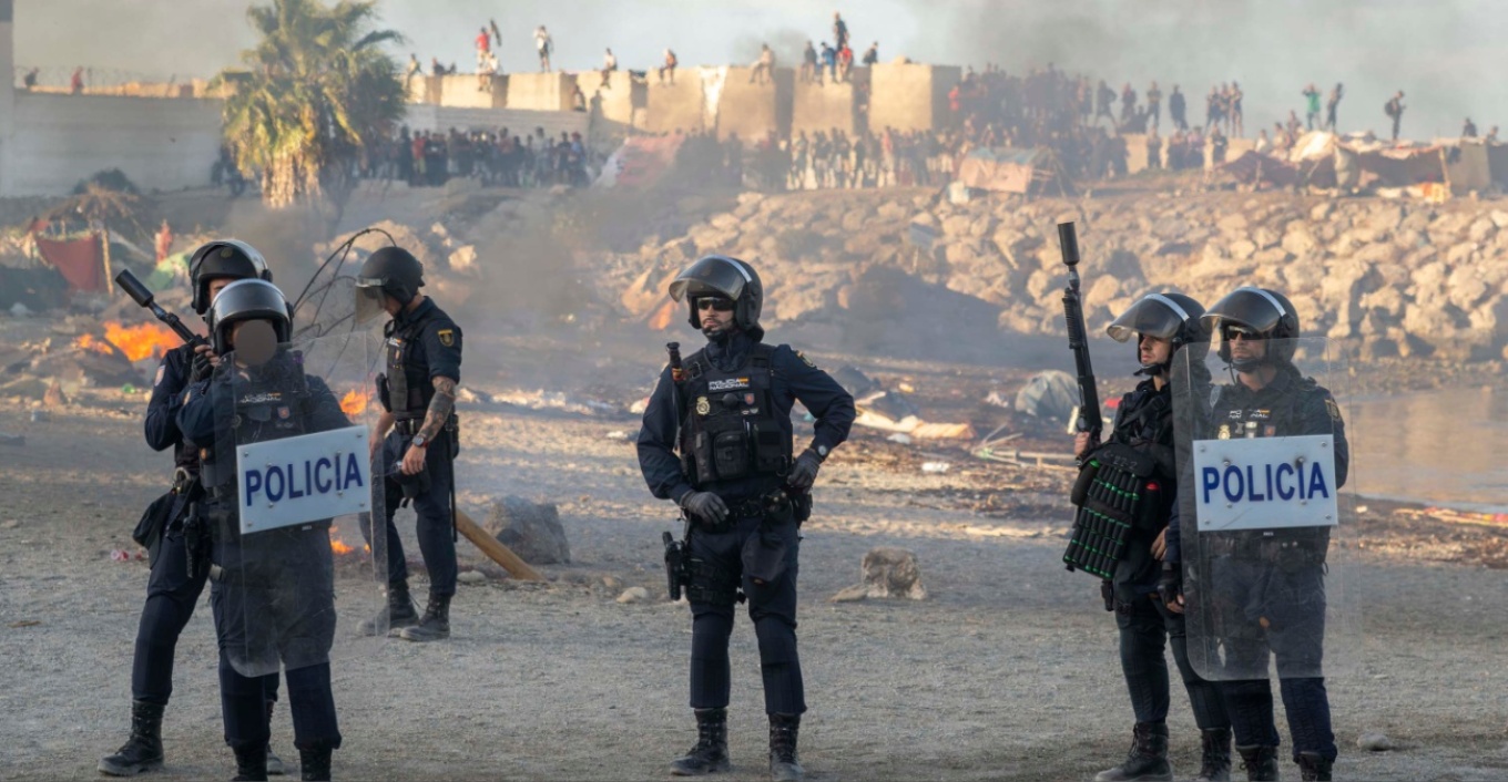 Tension in Ceuta: Protesters Set Fire to a Refugee Camp and Demand Return to Morocco (VIDEO)