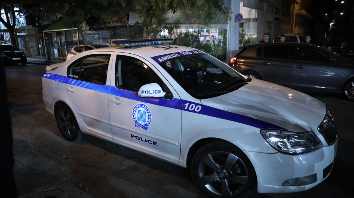 Three minors attacked a 17-year-old with a knife and a broken bottle in Menidi