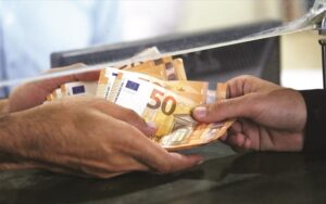 An 18-year-old paid with counterfeit 50-euro bills at a store and ended up in handcuffs