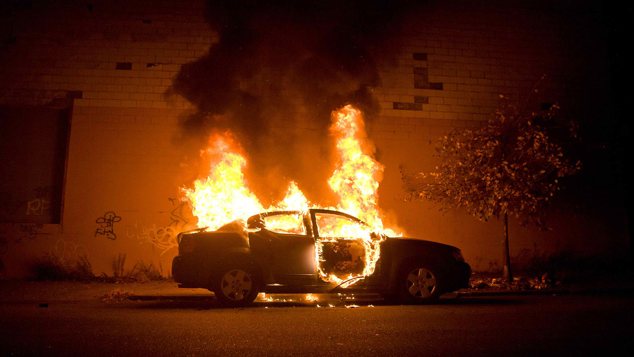 Authorities suspect arson behind the fire that destroyed vehicles in Dali; the vehicles were completely destroyed