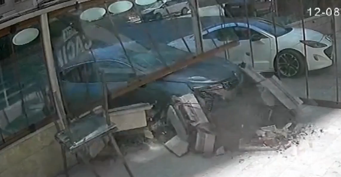 VIDEO: The moment a vehicle in Turkey "crashes" into a bakery after a car accident