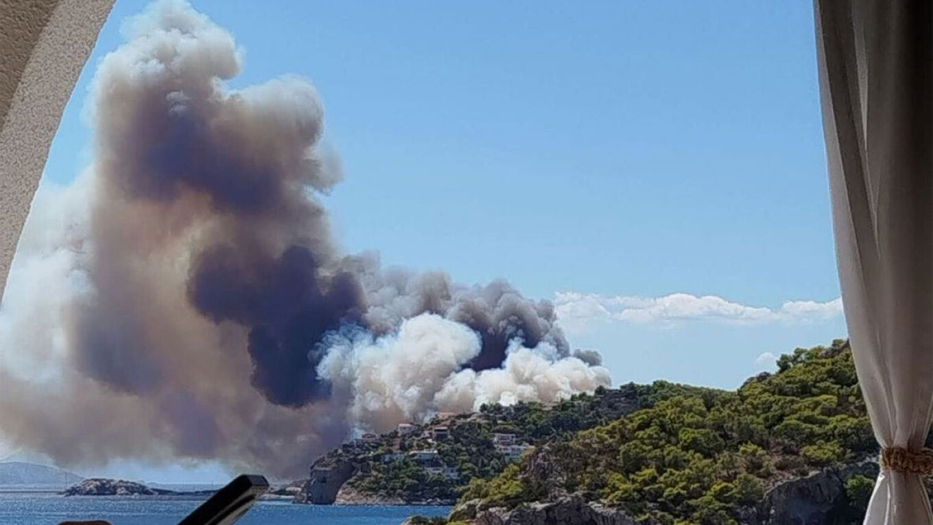 Two Major Fires on Salamis: Flames Very Close to Homes (VIDEO)