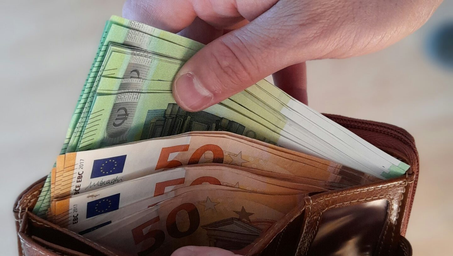 Cyprus is turning its back on cash… ranking last in the EU in terms of small and medium-sized enterprises’ acceptance of cash