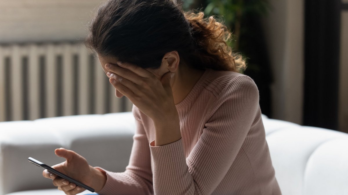 €4,800 Vanished: How a 26-Year-Old Woman Was Tricked by a Text Message (PHOTO)