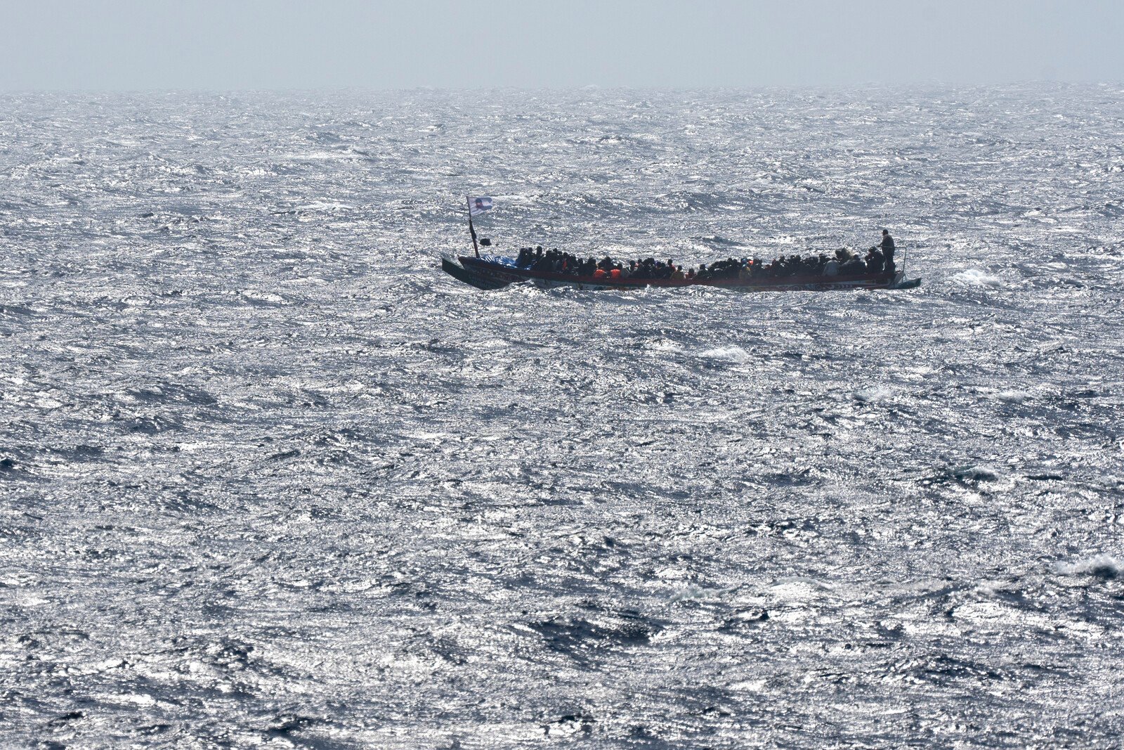 Migrant flows off the coast of Crete continue unabated; three boats arrived within a few hours