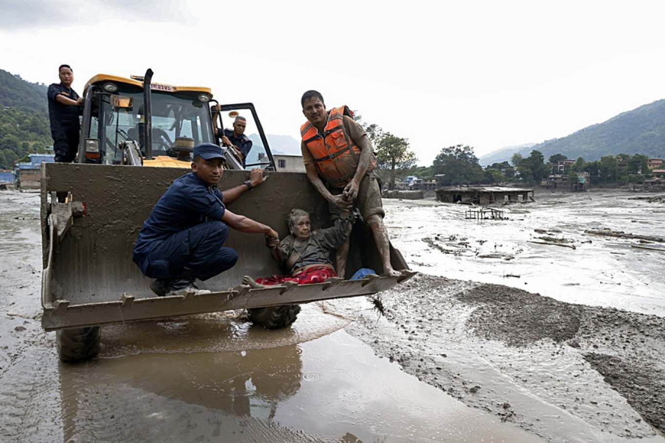 Images of destruction from the deadly floods: Dozens dead, hundreds of foreign tourists missing (VIDEO)
