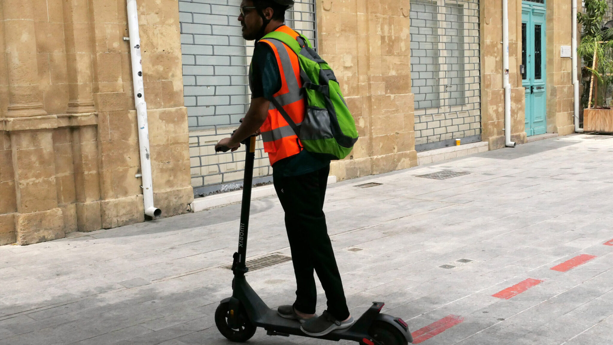 14-Year-Old in Critical Condition in the ICU: He Was "Pinned" by His Electric Scooter Behind a Vehicle