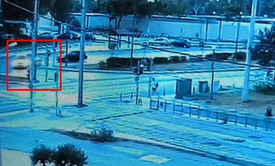 Shocking video: The moment a taxi collides with a motorcycle in Voula