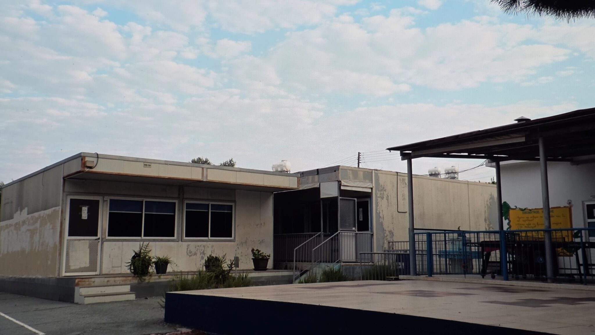 Unbelievable, yet very Cypriot: They allocated… a prefab classroom to an elementary school to meet the needs of another school