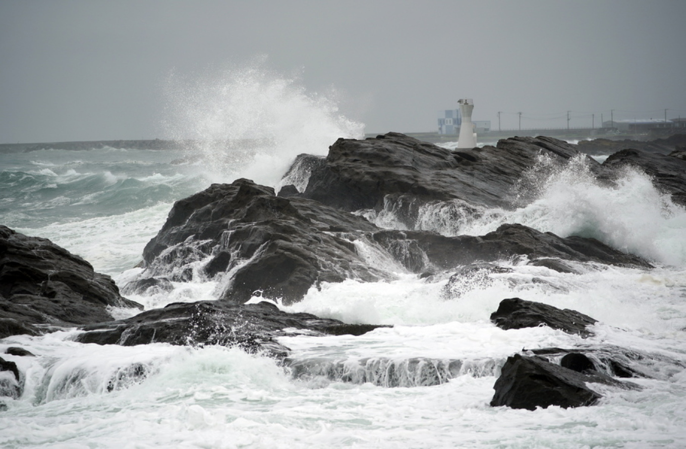 VIDEO: More than 1,300 flights canceled in Shanghai due to Typhoon Dolphin; mass evacuations in China
