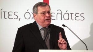 Former Minister Stefanos Manos has passed away at the age of 87