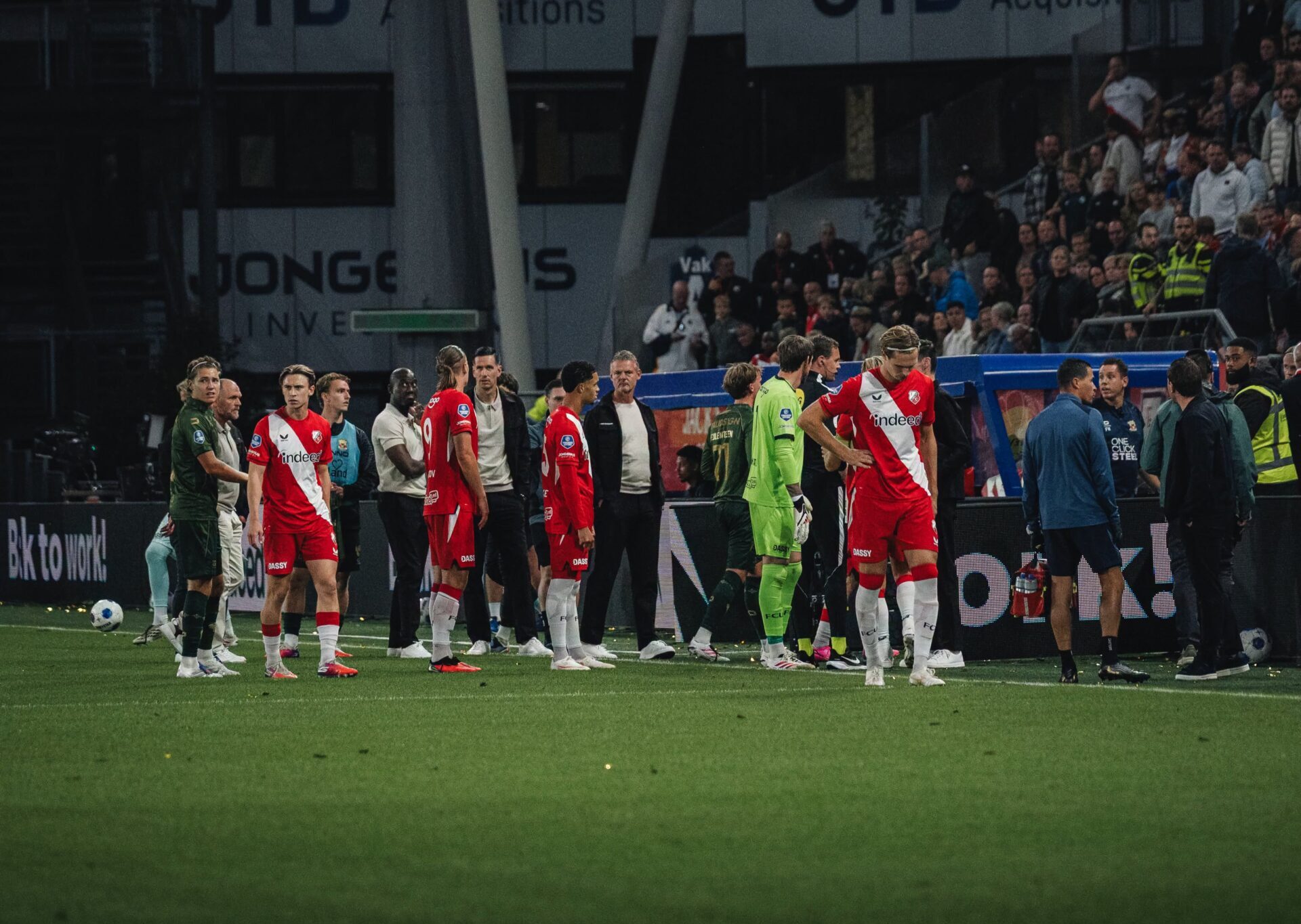 PSV Eindhoven Triumphs in Amsterdam – Match Interrupted Due to Objects Thrown During Panagiotis’s Debut with Utrecht