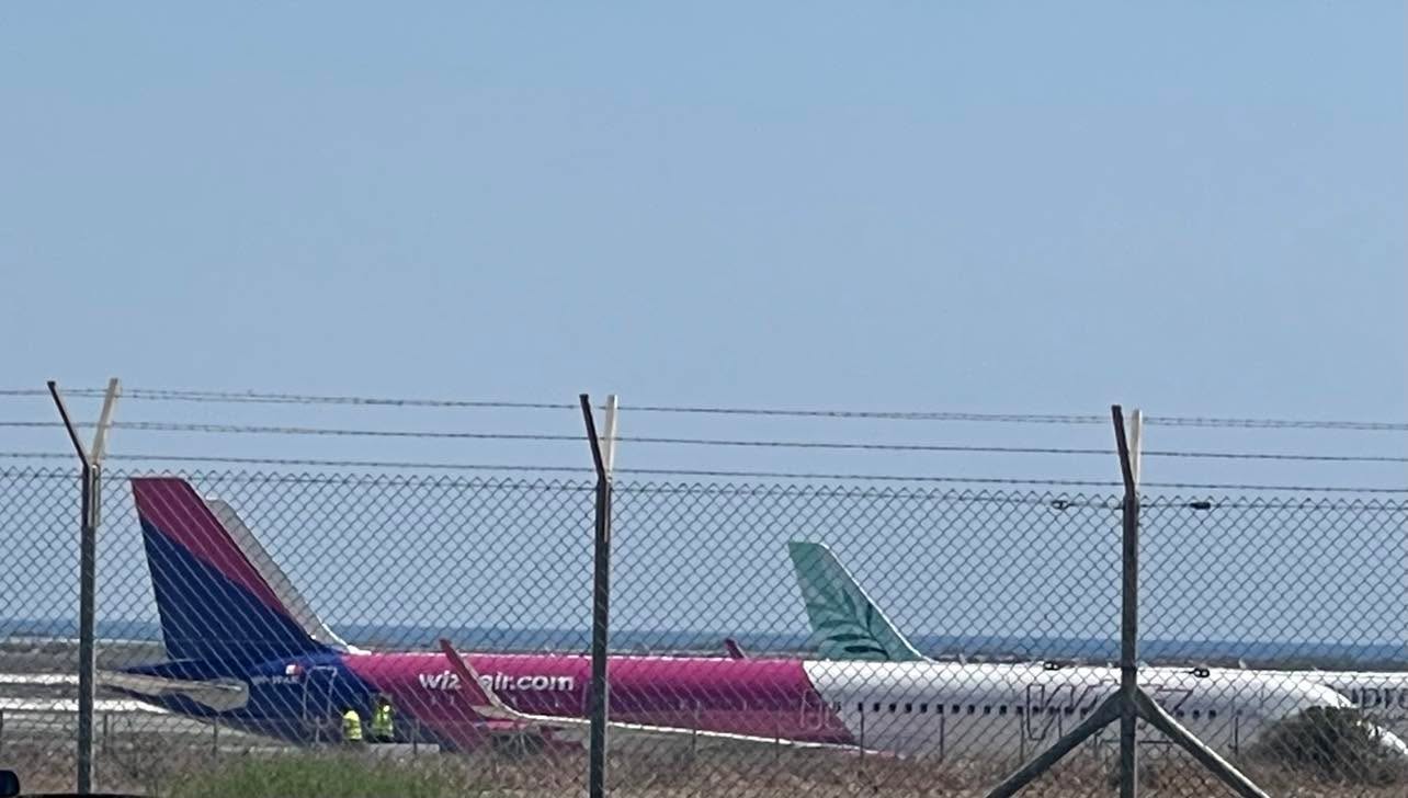 PHOTO: The aircraft that received a bomb threat remains grounded; a large police presence is on the scene