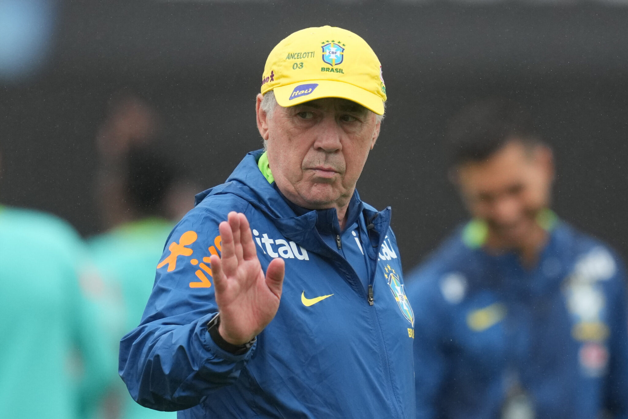 Ancelotti: “Vinícius is going through a difficult period, while Raphinha is doing exceptionally well in a position he hadn’t played before.”