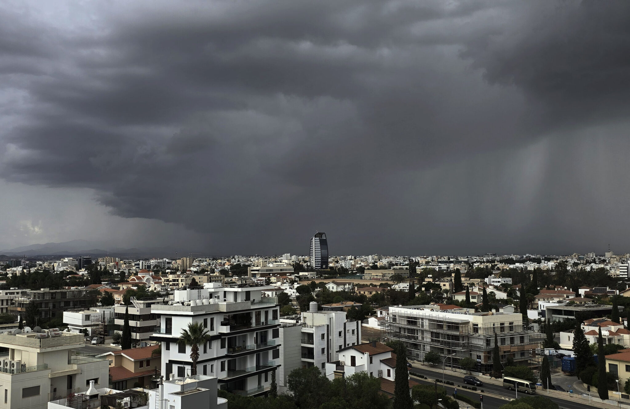 Drivers, take note: “Storm” on the Nicosia–Limassol highway; the weather forecast through Monday