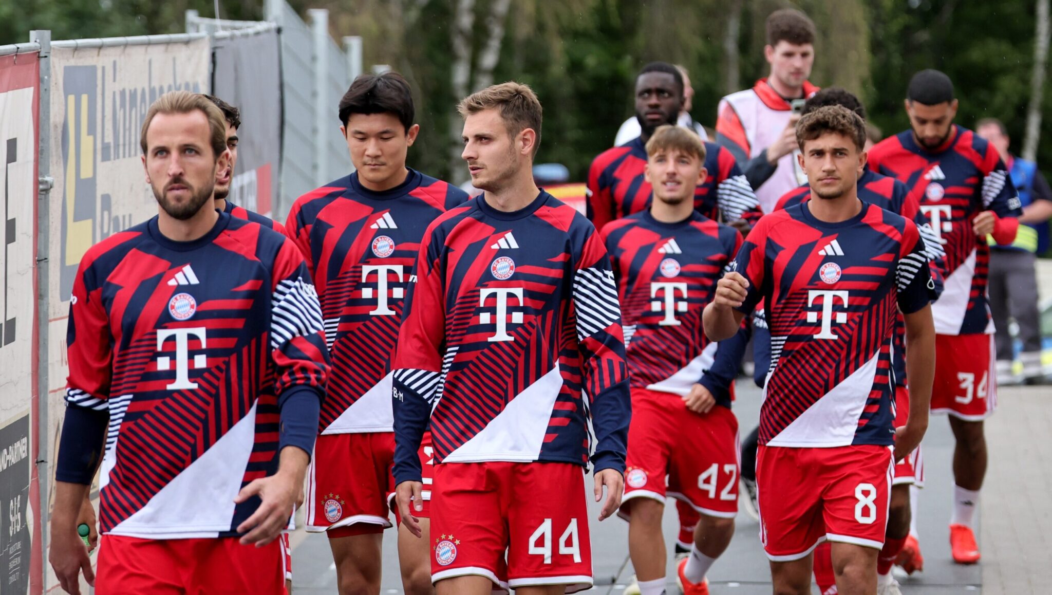 Bayern played in… portable structures at the Elversberg stadium, and the “tunnel” leading to the locker rooms was just a narrow passageway