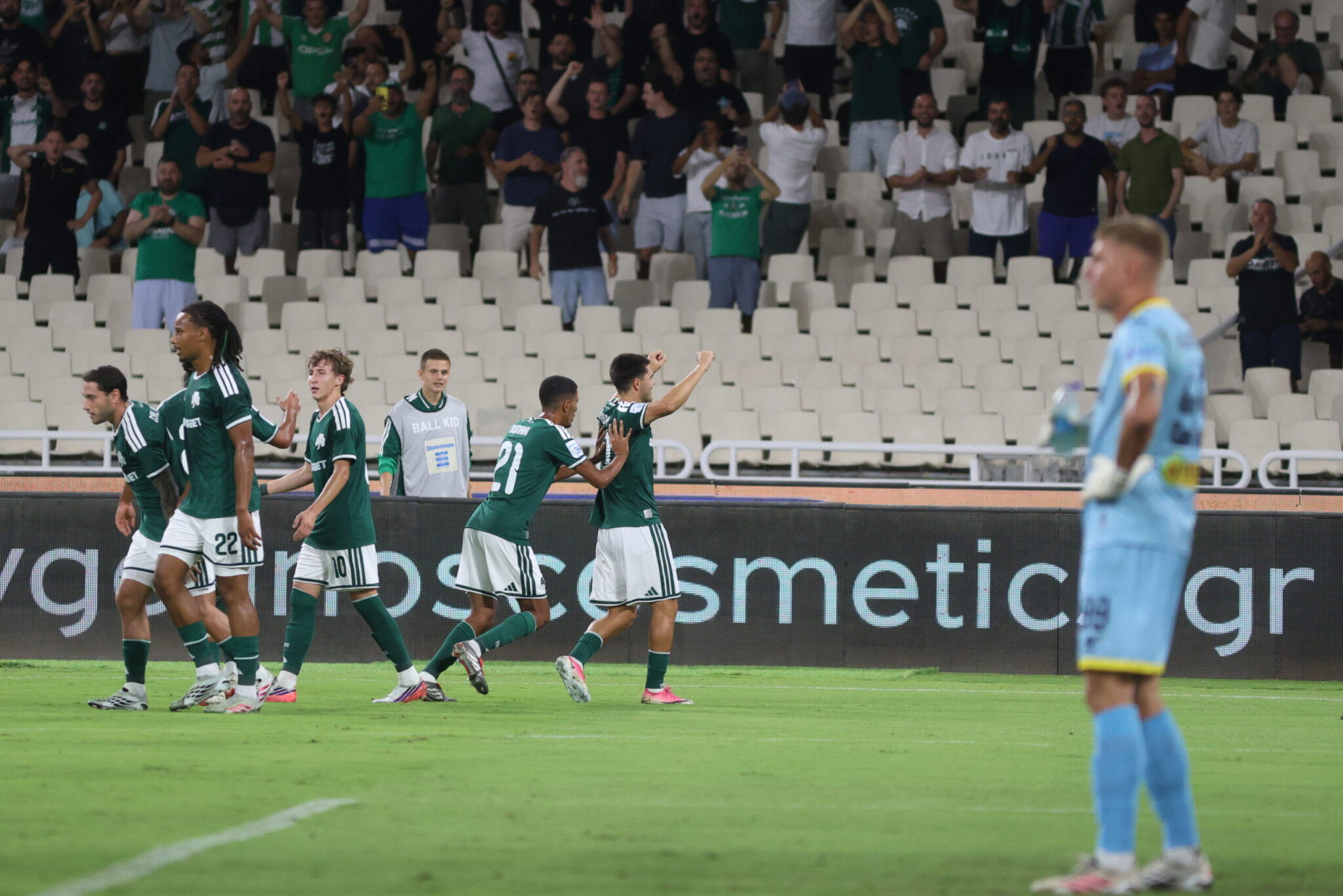 Panathinaikos on another level: 4-4 and at the top with another three-goal performance