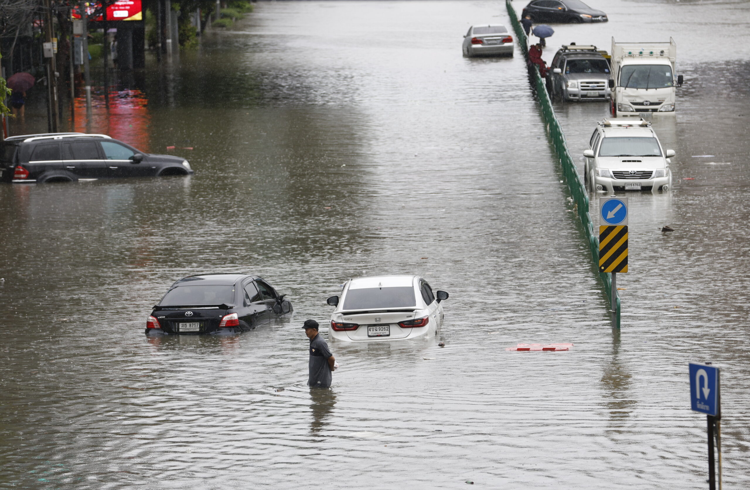 Bangkok “drowned” in water; the city was declared a disaster area
