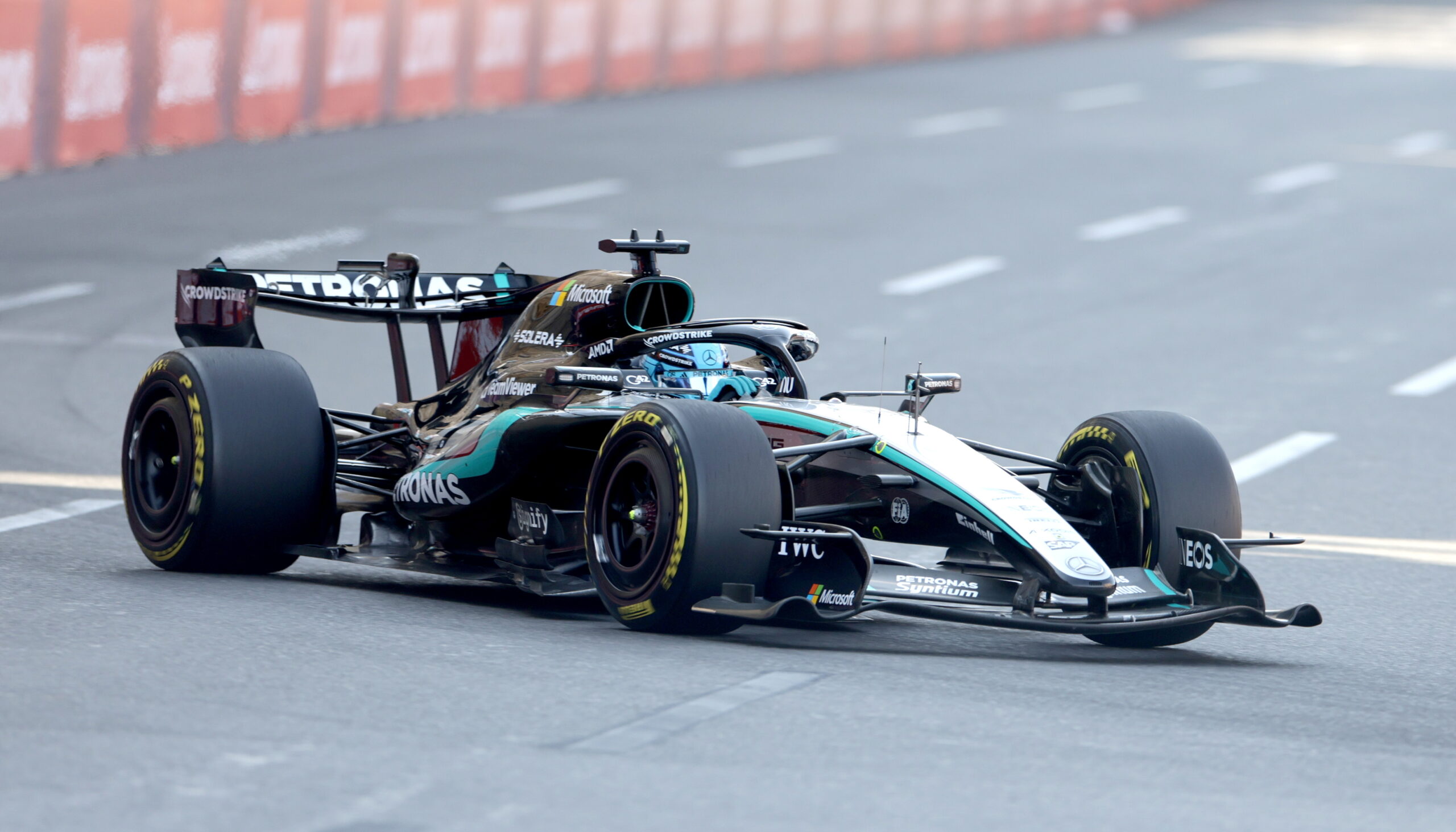 Russell withstood the pressure from Verstappen and secured a narrow victory in Baku; 2-3 for Red Bull (VIDEO)