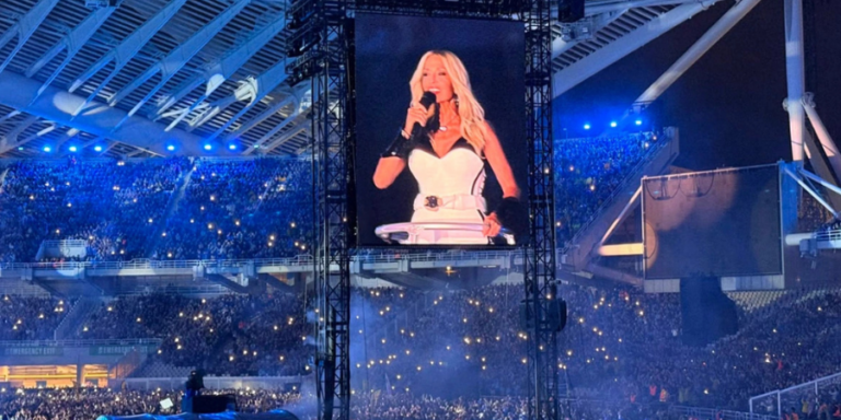 Anna Vissi: She opened her big concert at the OAKA with “Aegean”—Watch the video