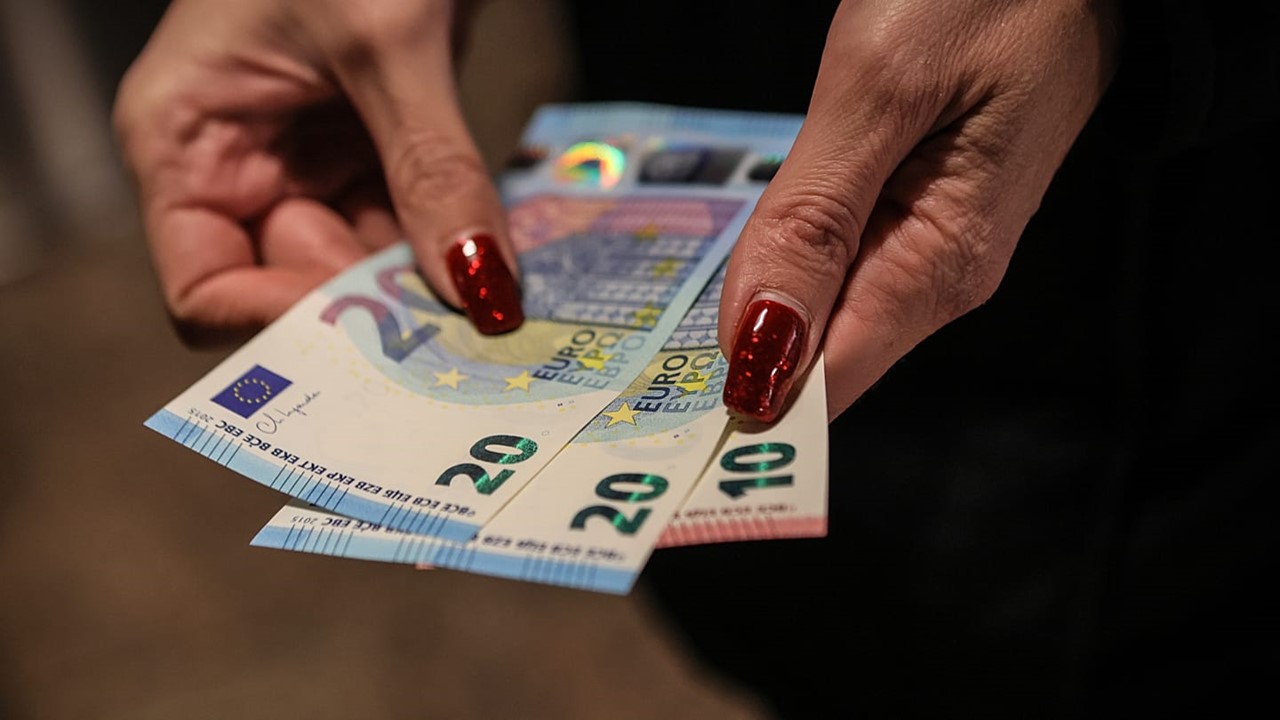 4+1 Ways to protect your wallet before your monthly paycheck “vanishes”