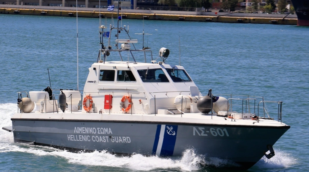 A speedboat sank after catching fire while anchored in Develiki, Chalkidiki
