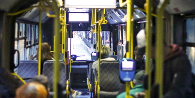 Violent brawl on a bus in Pagrati; two young men came to blows in front of the passengers