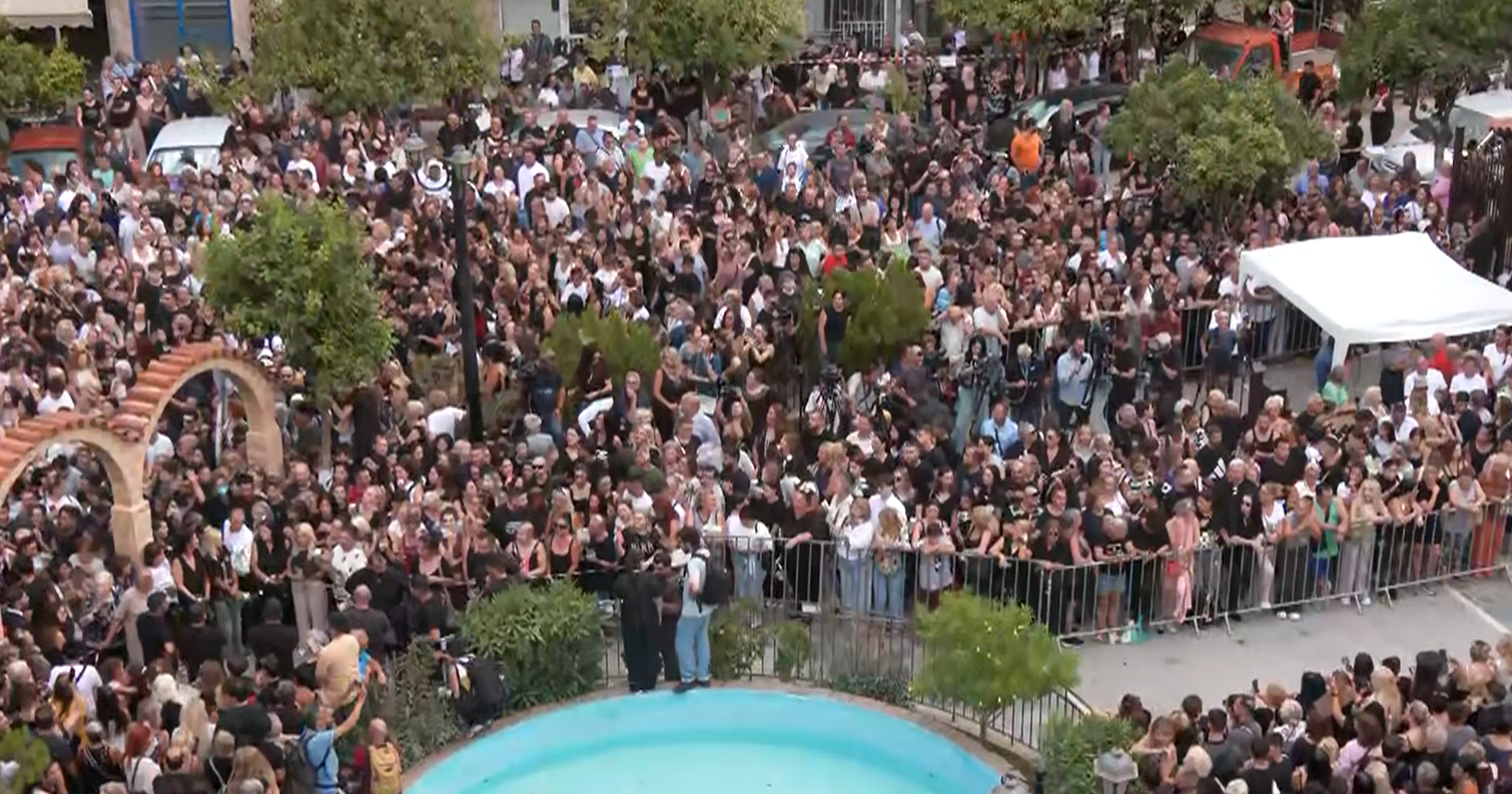VIDEO: Thousands of people bid farewell to Giorgos Mazonakis with songs at Agia Triada in Nikaia