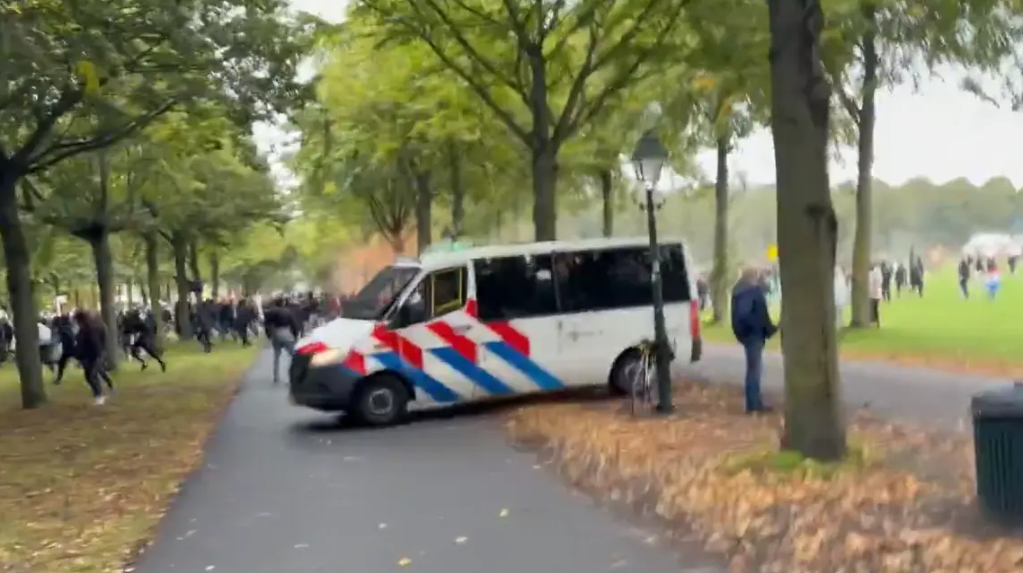 Netherlands: Violent clashes between police and far-right protesters at a demonstration in The Hague (VIDEO)