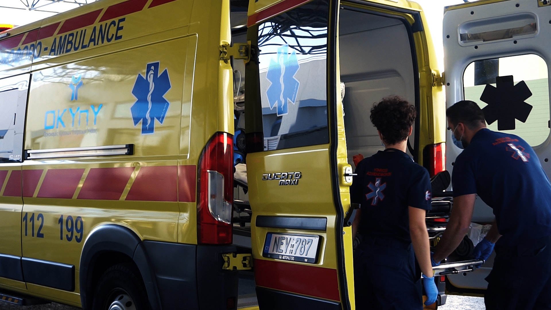Vehicle crashed into a pole in the Paphos district; an elderly man is in the hospital