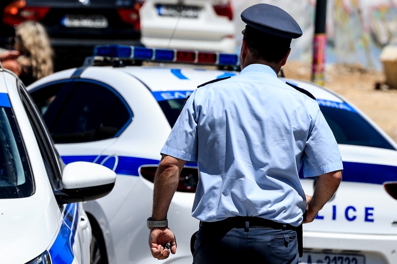 Two smugglers transported 12 migrants to Thessaloniki, including seven children