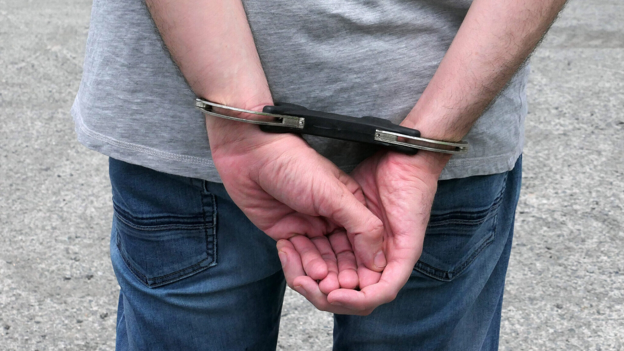 Police Officer Handcuffed: Suspected of “stealing” an electric scooter that was being transported as evidence to a police station