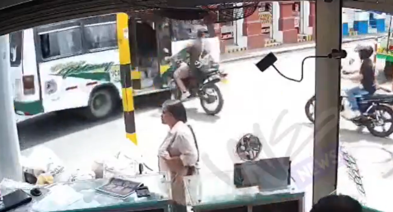 Unbelievable traffic accident in Colombia: Motorcyclist “impaled” on a bus; the open door saved him