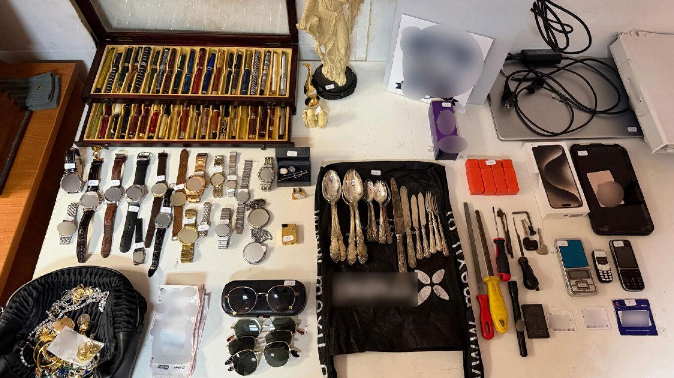 PHOTO: Homes in Attica were broken into with “marks” on the doors; a burglary ring with loot totaling over €179,000 was dismantled