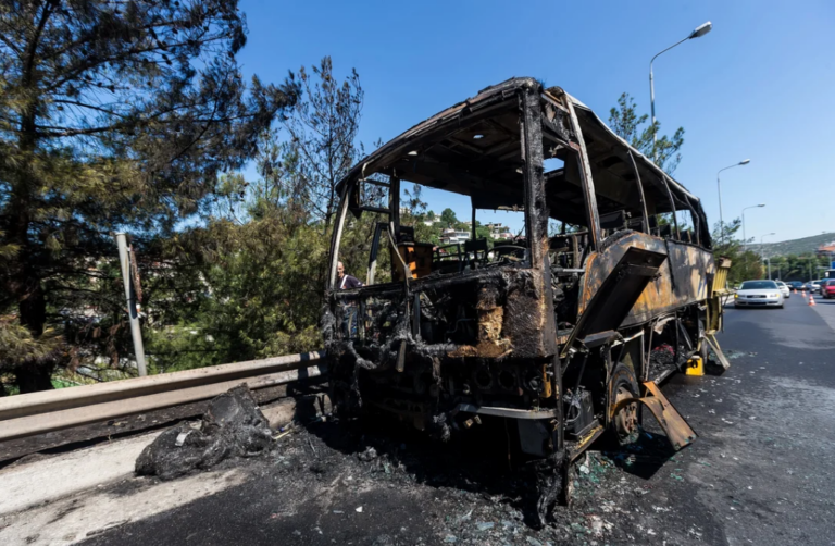 Tragedy in Egypt: Sixteen dead and 28 injured in a bus accident