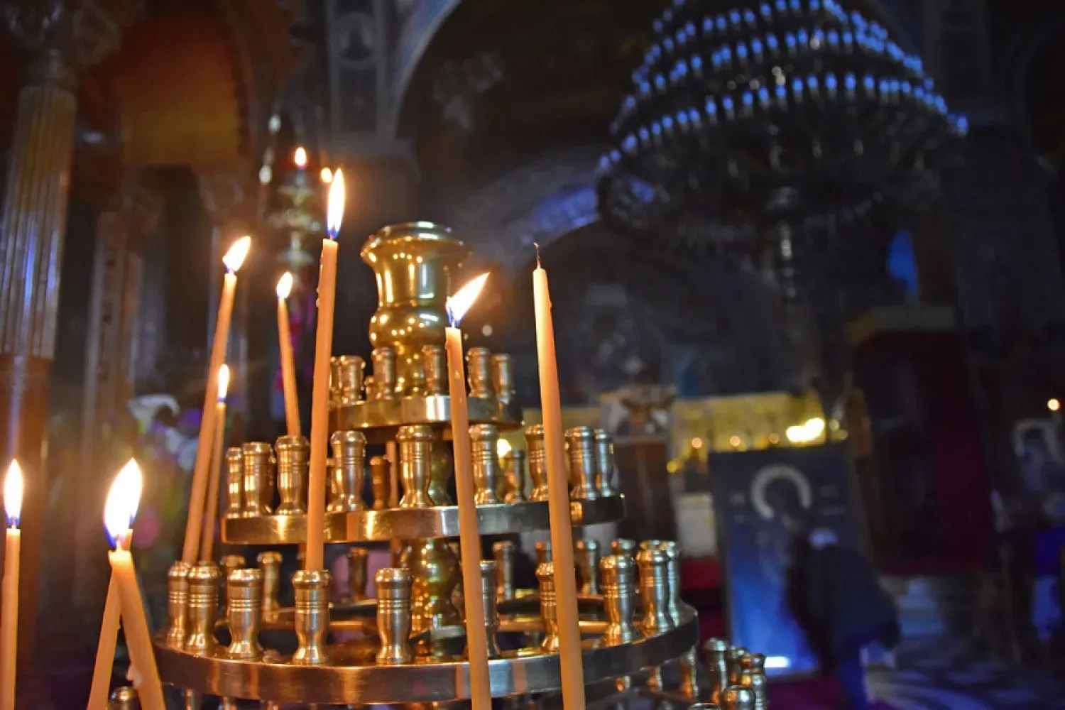 Commotion at a church in Menidi: A drunk man burst in naked in the middle of a funeral