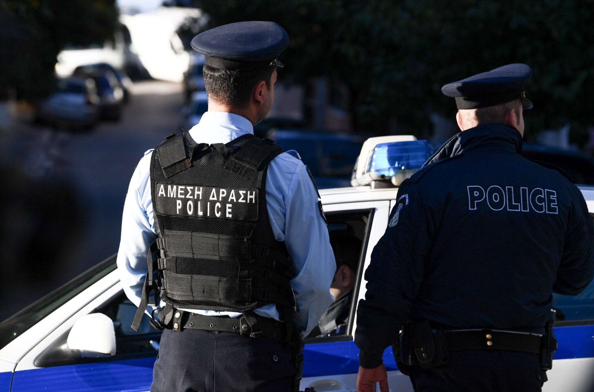 Unbelievable incident in Patras: He pretended to be a police officer, snatched a cell phone, and hid in a church during a wedding