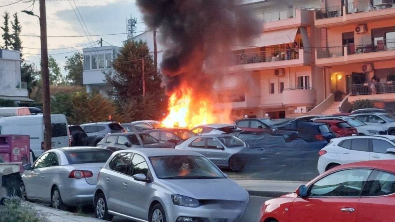 Commotion in Thessaloniki: Three vehicles on fire in Pylaia—see photos and videos
