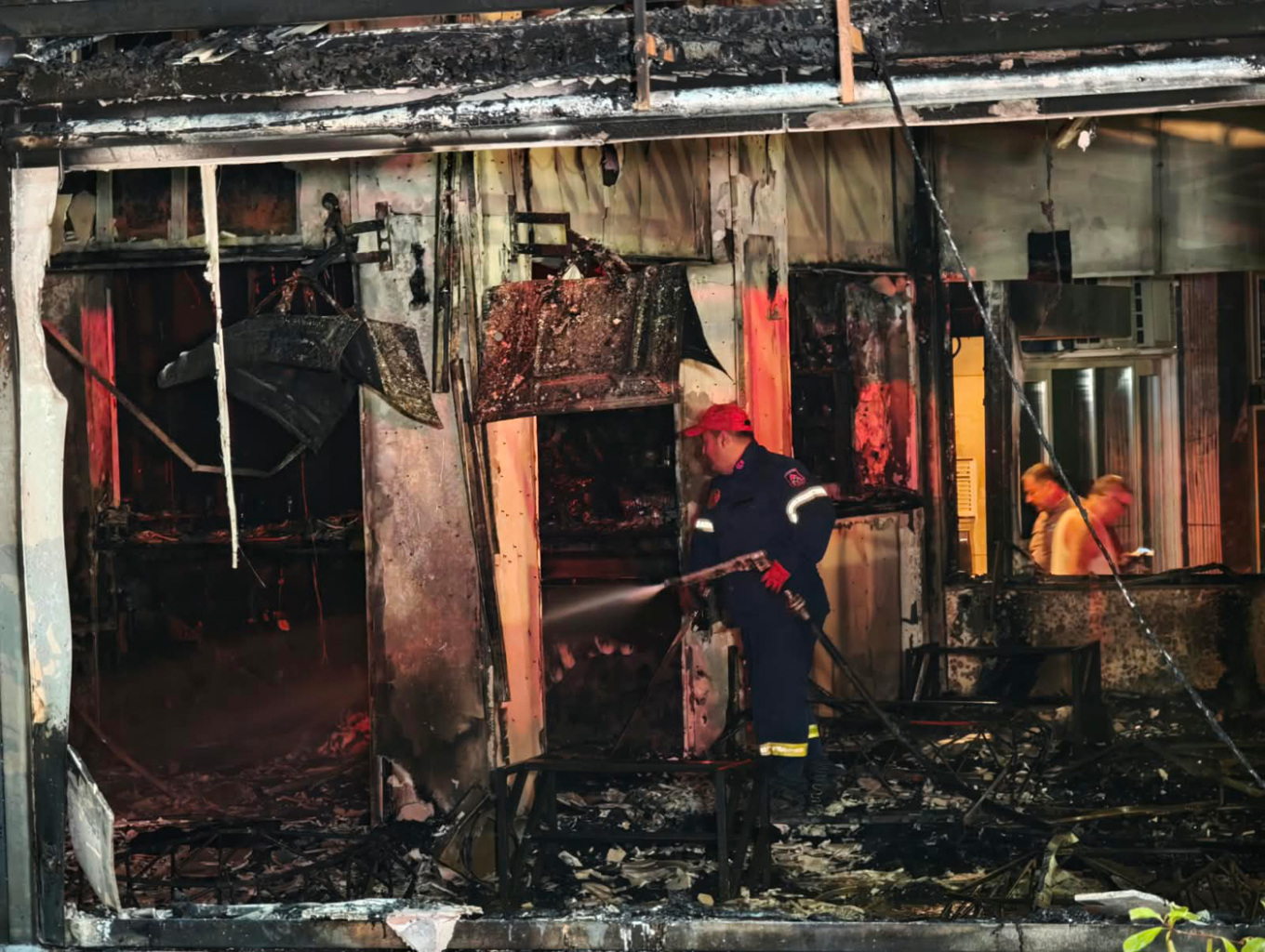 PHOTO: A major fire at a café in Nea Ionia spread to an apartment building, trapping several people