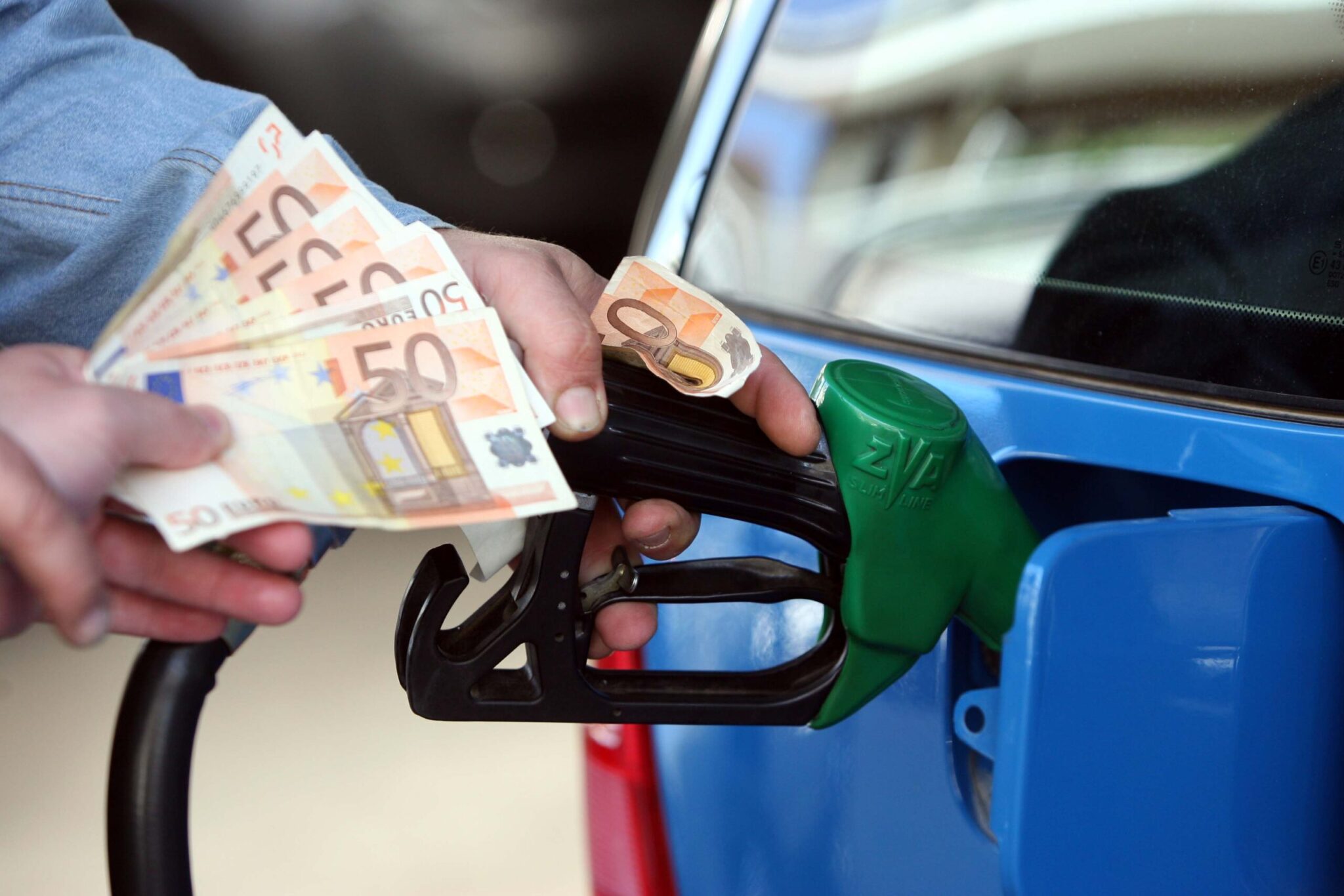 Fuel prices are soaring: The average price of diesel in the EU hits a record high of €2.23 per liter