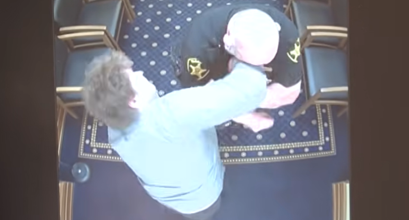 Dramatic escape at a U.S. court: A detainee removed his handcuffs and attacked police officers