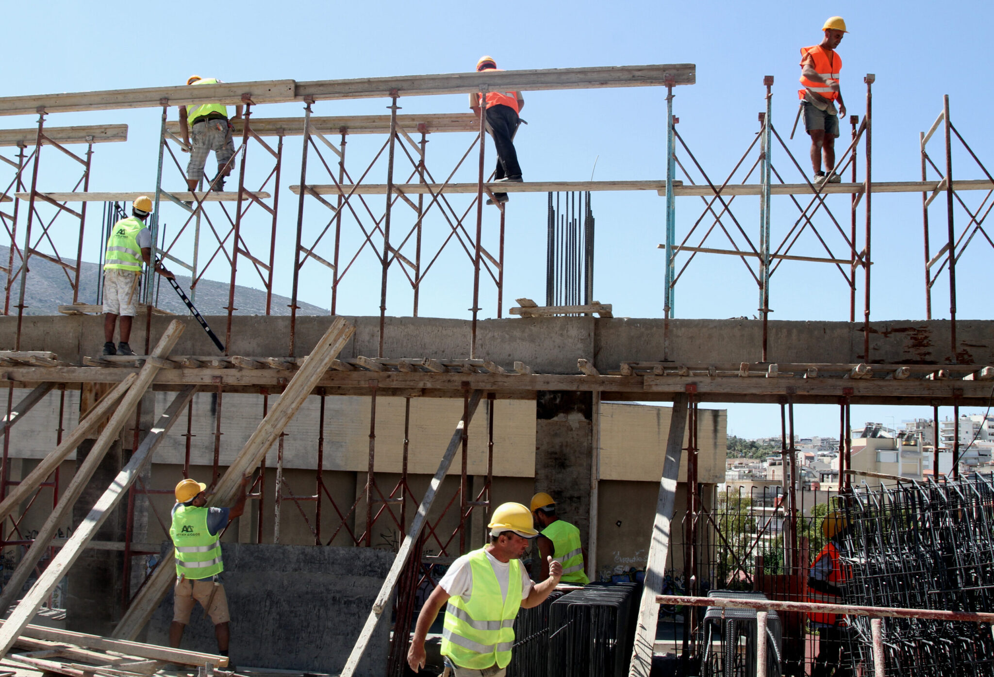 Serious incident at a construction site in Glyfada: A 75-year-old man injured a 65-year-old man with a hatchet