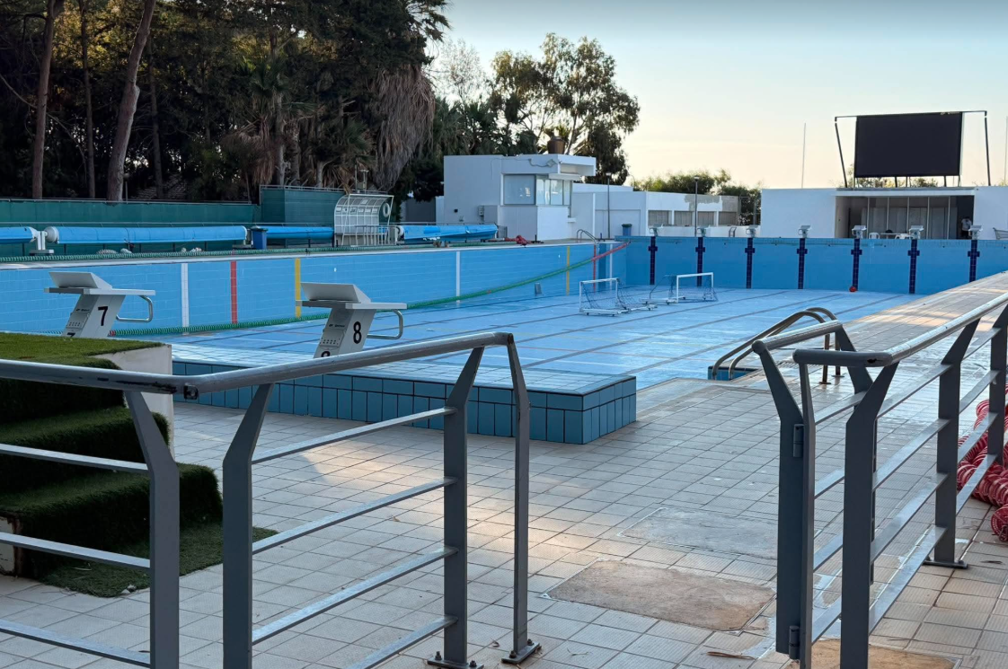 Children are forced to stay up late for practice due to the temporary closure of the Limassol Olympic Swimming Pool