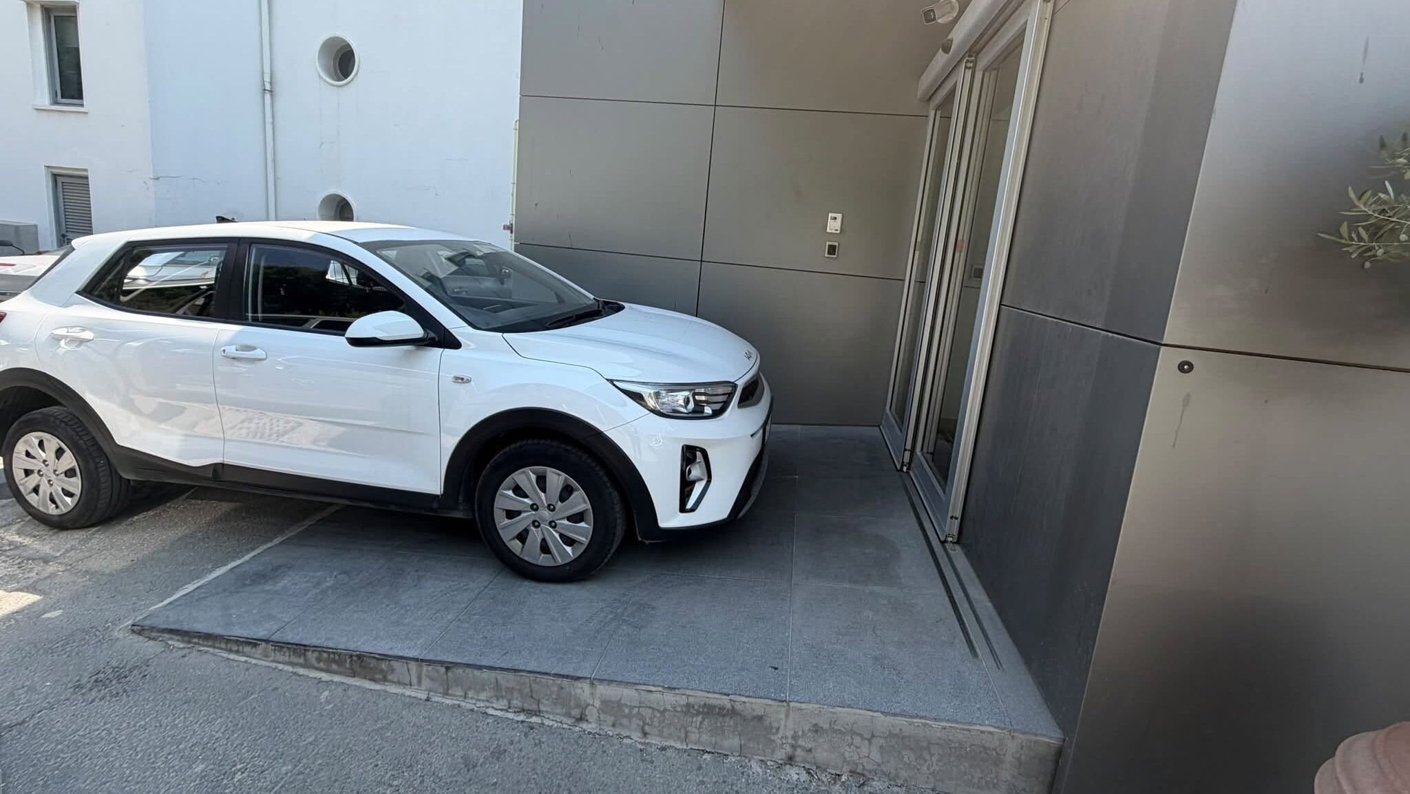 “A disgrace to our minds”: He blocked the entrance ramp to the Parliament with his vehicle because he couldn’t find… a parking spot