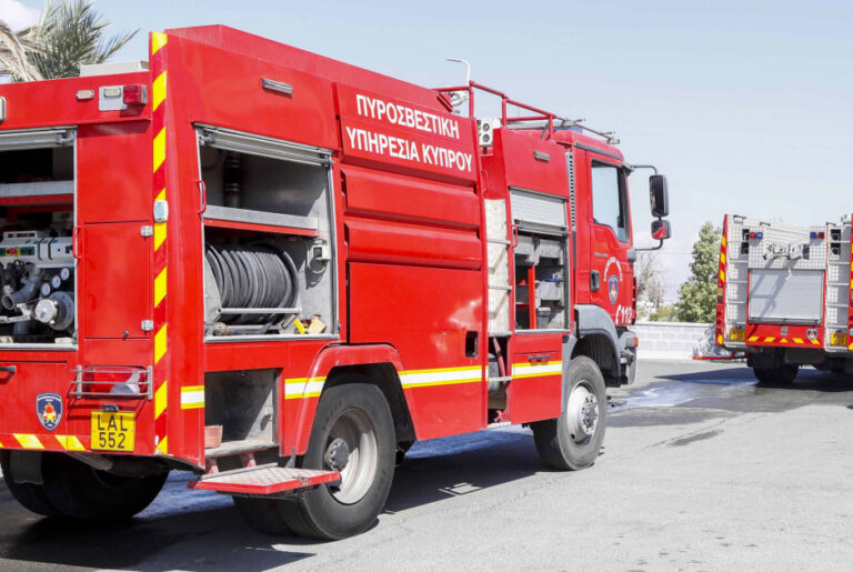 A moving vehicle caught fire in Kato Moni