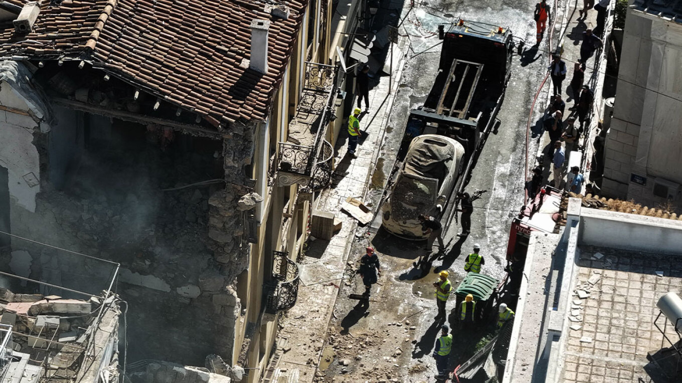 “Windows were shattered, people were screaming”: Shocking accounts of the explosion in Plaka, anxiety over the missing