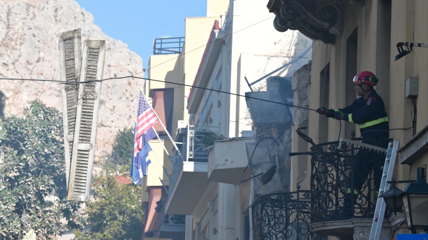 “I saw it collapse right in front of me”: Eyewitness accounts of a strong smell of gas before the explosion in Plaka